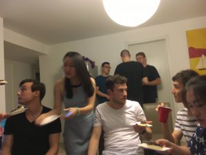 Verhuizen naar China: Andrew organiseert een huisfeest